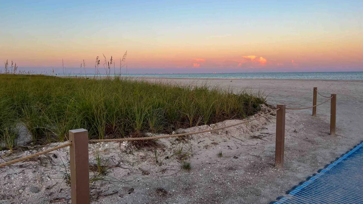 Strandzugang am Algiers Beach auf Sanibel zum Muschelsuchen