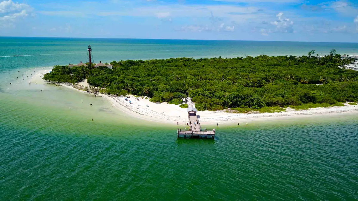 Lighthouse Beach auf Sanibel mit Leuchtturm und Pier