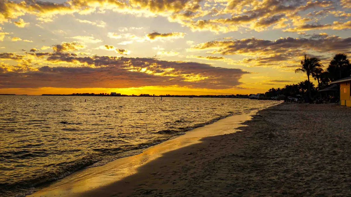 Sonnenuntergang am Yacht Club Beach in Cape Coral