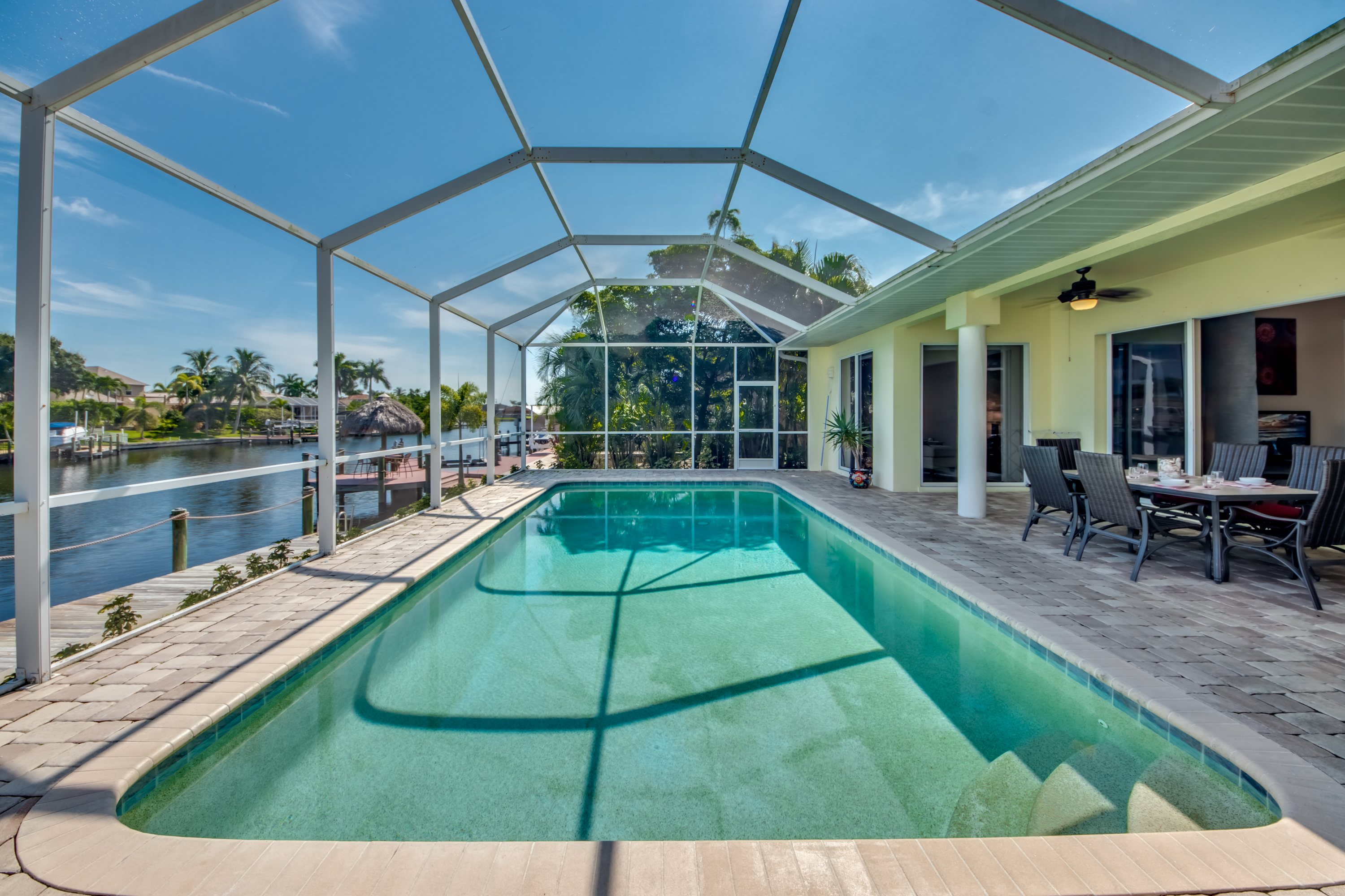 Villa La Favorita – beheizter Pool & Bootsanleger am Kanal