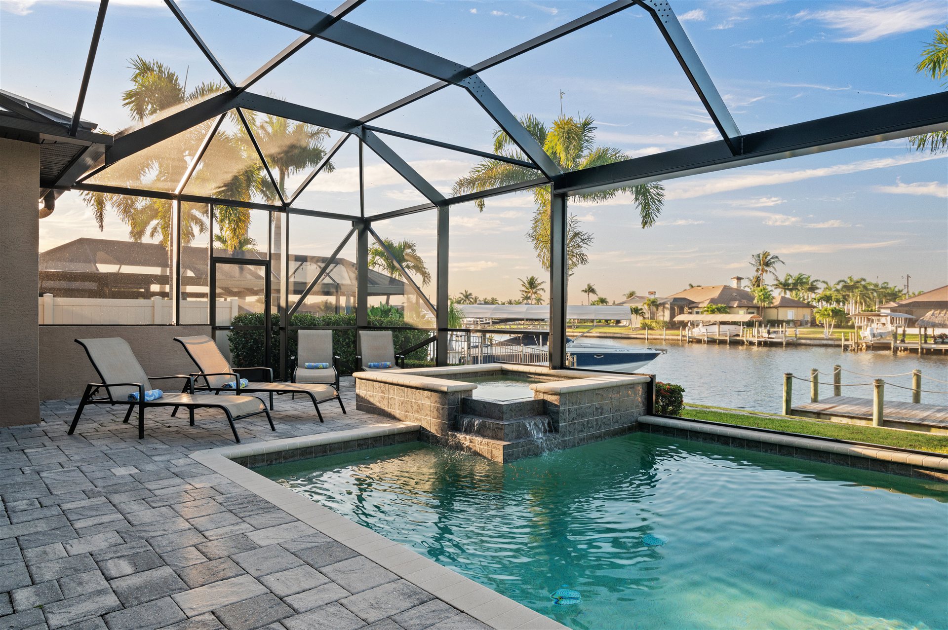 Pool mit Whirlpool unter dem Screen-Enclosure und Blick auf den Kanal